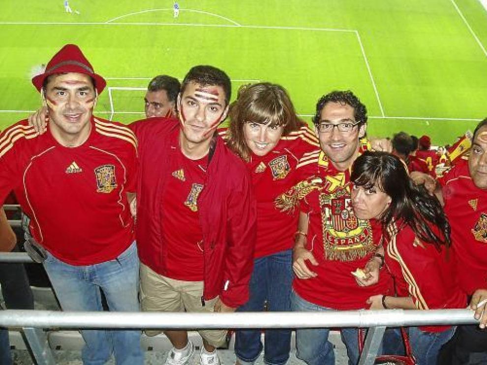 Vicente (el primero a la izquierda), junto a unos amigos en la última Eurocopa celebrada.