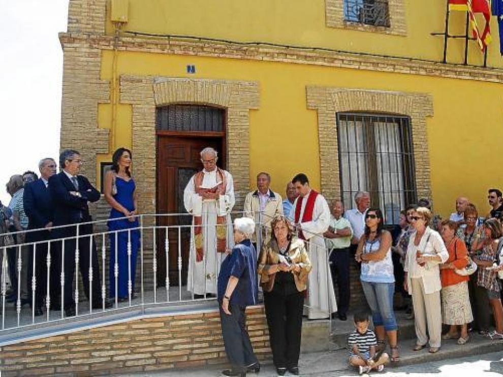 Numerosos vecinos acudieron a la bendición de la casa consistorial de Torres de Barbués.