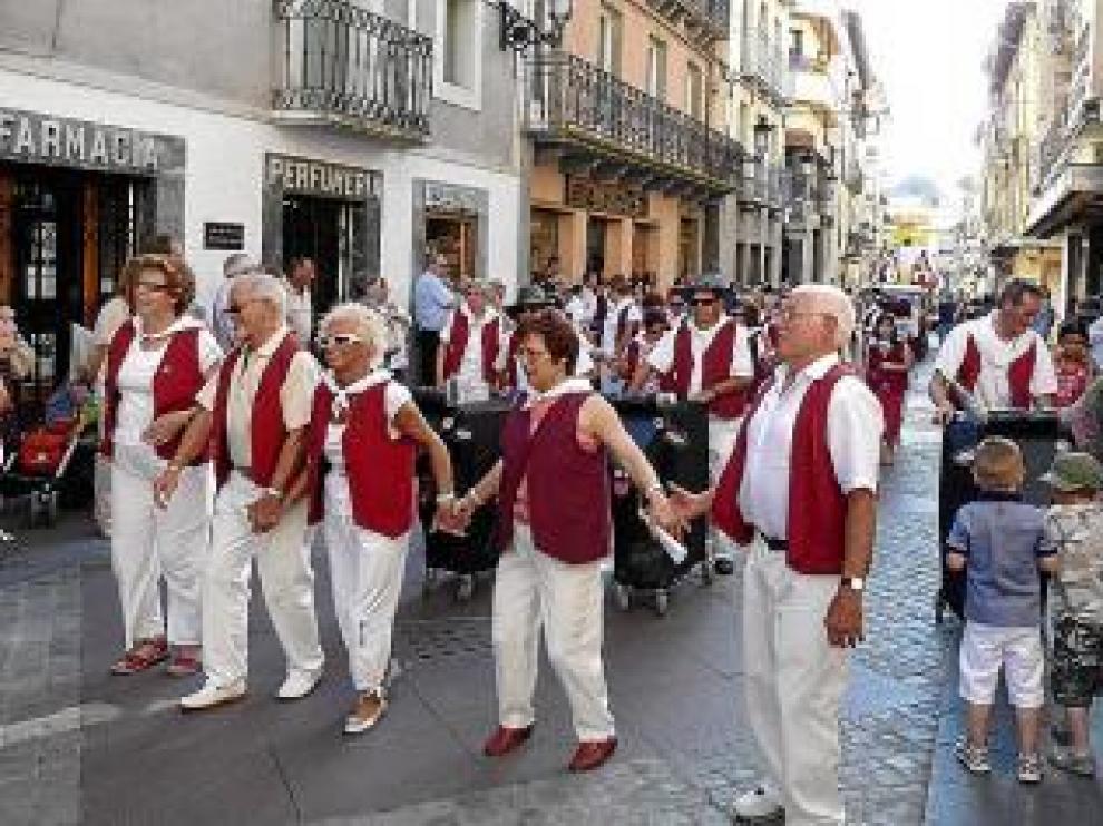 Miembros de la peña Estrapalucio en su desfile por la calle Mayor.
