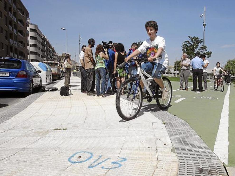 Varios niños que circulan por el parque Universidad llegan a la acera de Luis Mur Ventura, donde arrancará el nuevo tramo de carril bici.