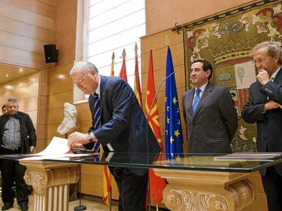 El presidente de la Cámara de Comercio de Midi-Pyrénées firma su apoyo a la Travesía, ayer.