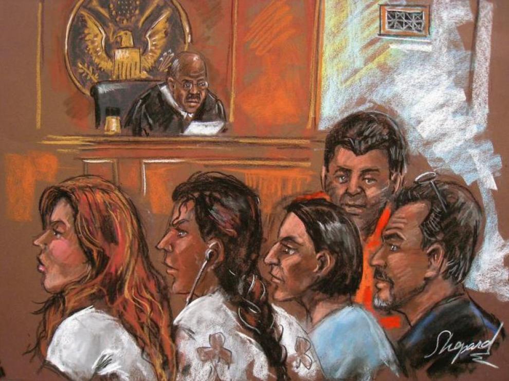 Bosquejo de cinco de los diez arrestados por el FBI ante la corte federal de Manhattan, ayer.