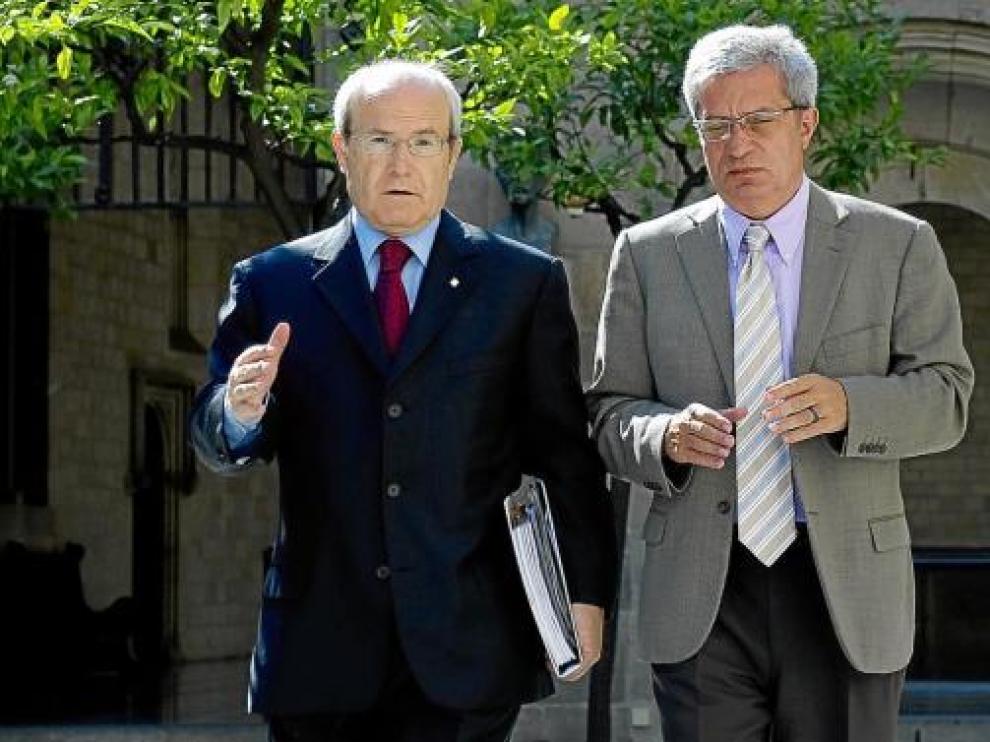 El 'president' José Montilla y Joan Saura, consejero del Interior, ayer en la Generalitat.