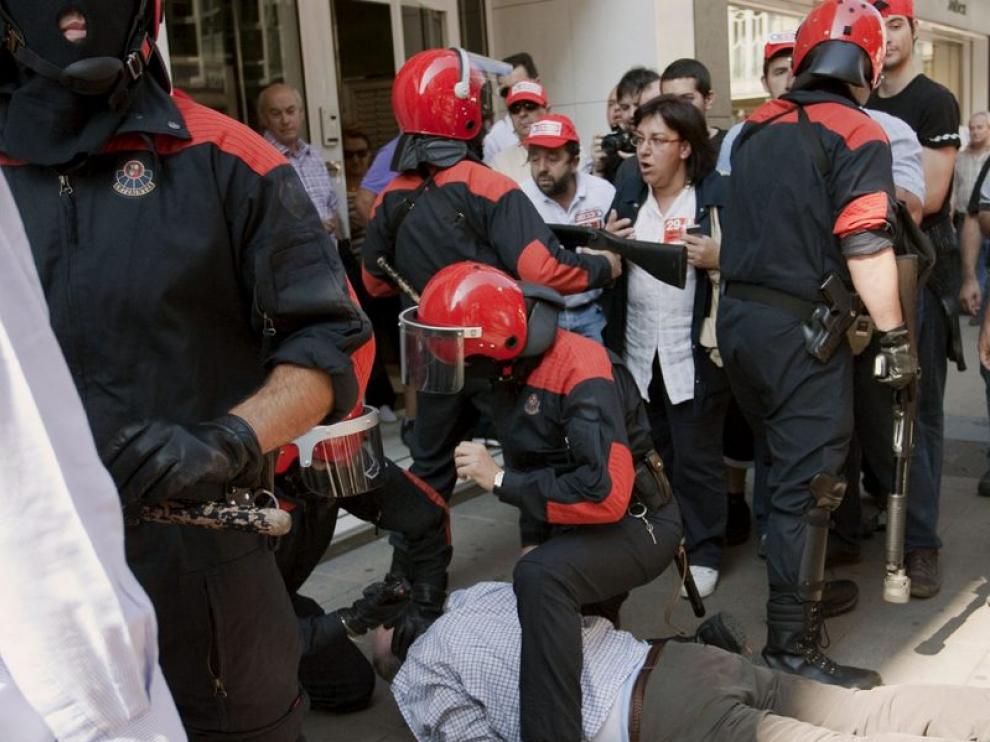 Disturbios en Vitoria durante la jornada de huelga en el País Vasco
