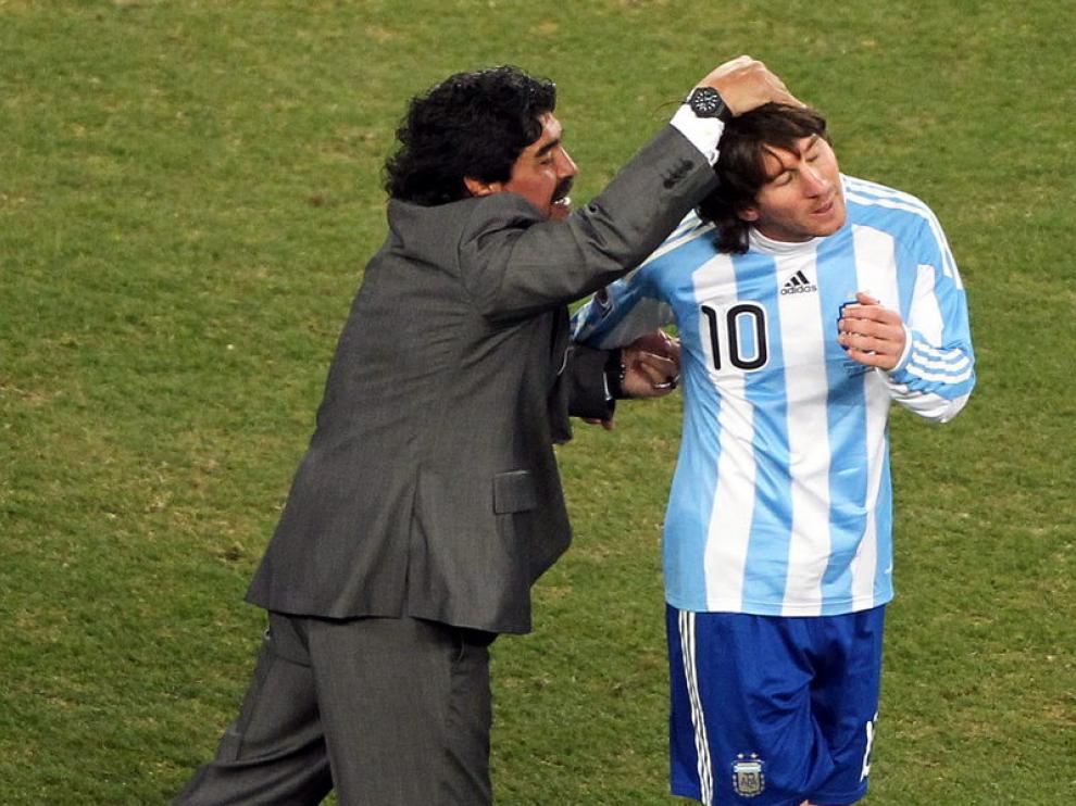 Maradona hace un gesto cariñoso a Messi en el partido contra México