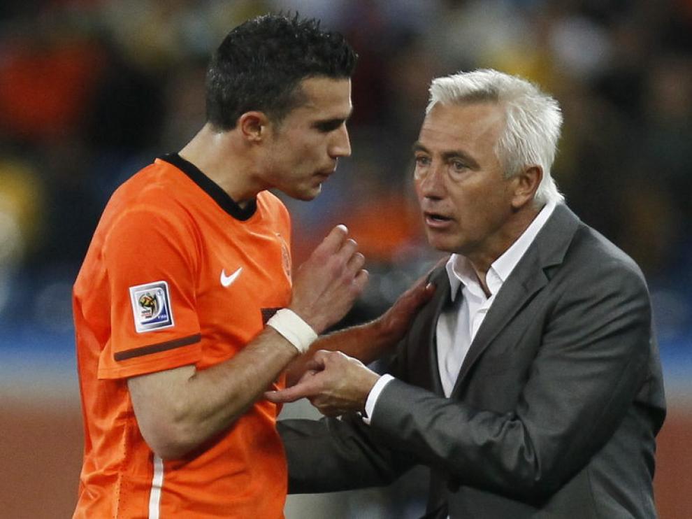 Van Persie habla con el técnico holandés.