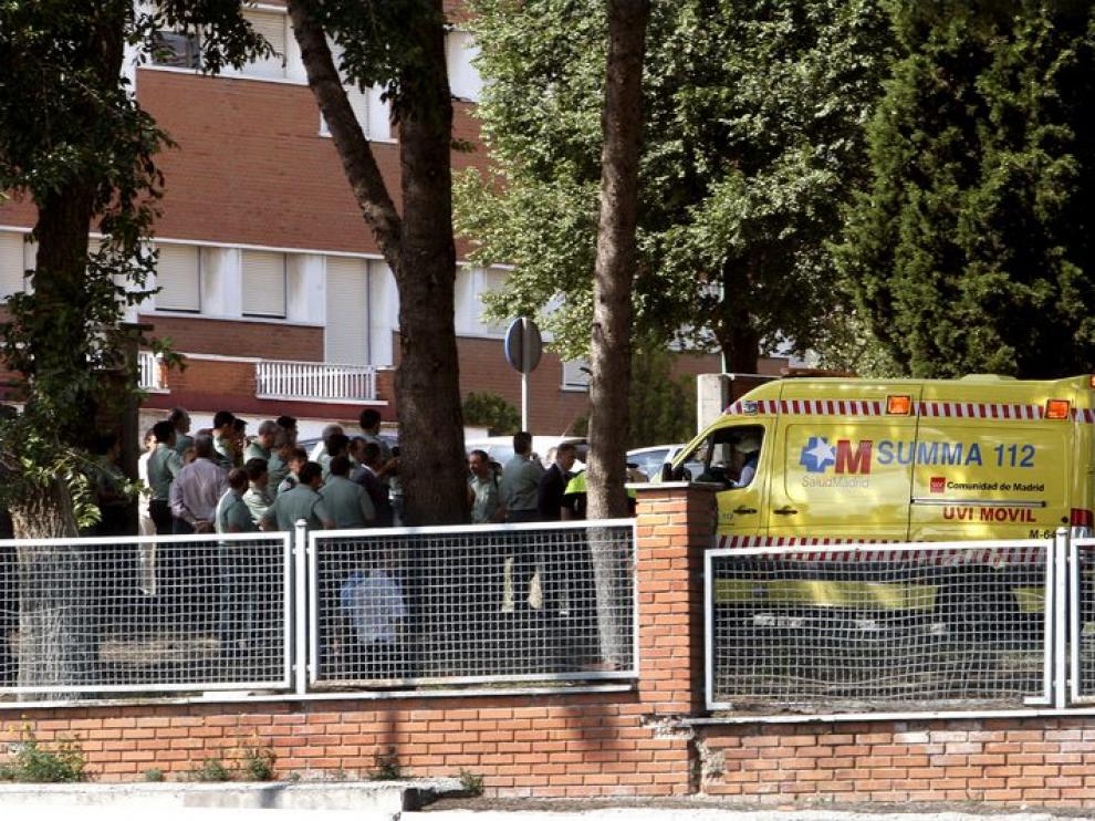 Una ambulancia entra en el recinto de la escuela de la Guardia Civil de Valdemoro