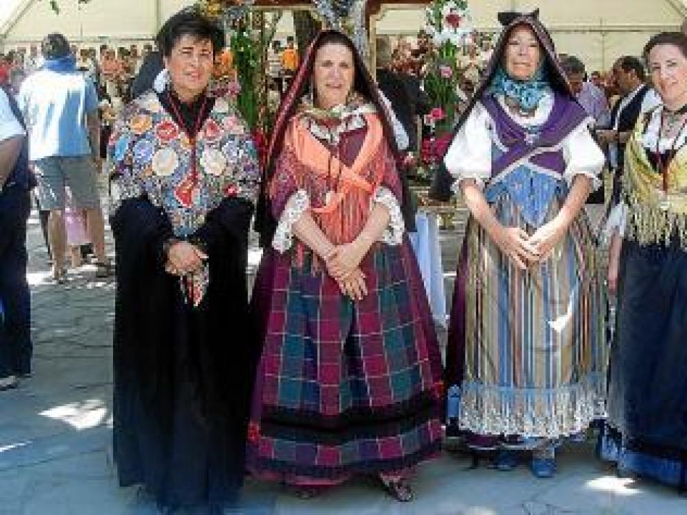 Estas mujeres lucieron trajes típicos de Benasque recuperados.
