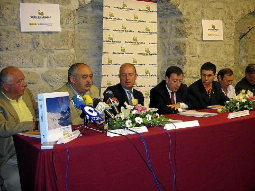 Alcaldes del valle, directores de Candanchú y Astún, empresarios y Ecosing ofrecieron los detalles.