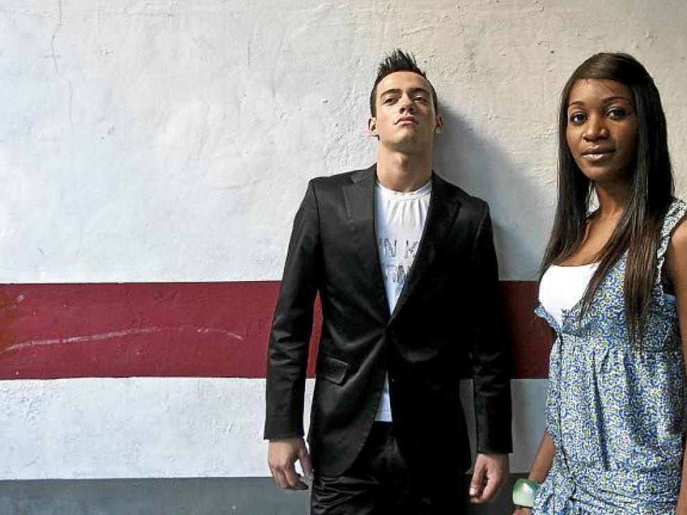 Así posan George y Celine-Vanessa, los ganadores del primer concurso de Míster y Miss Inmigrante celebrado en Zaragoza.