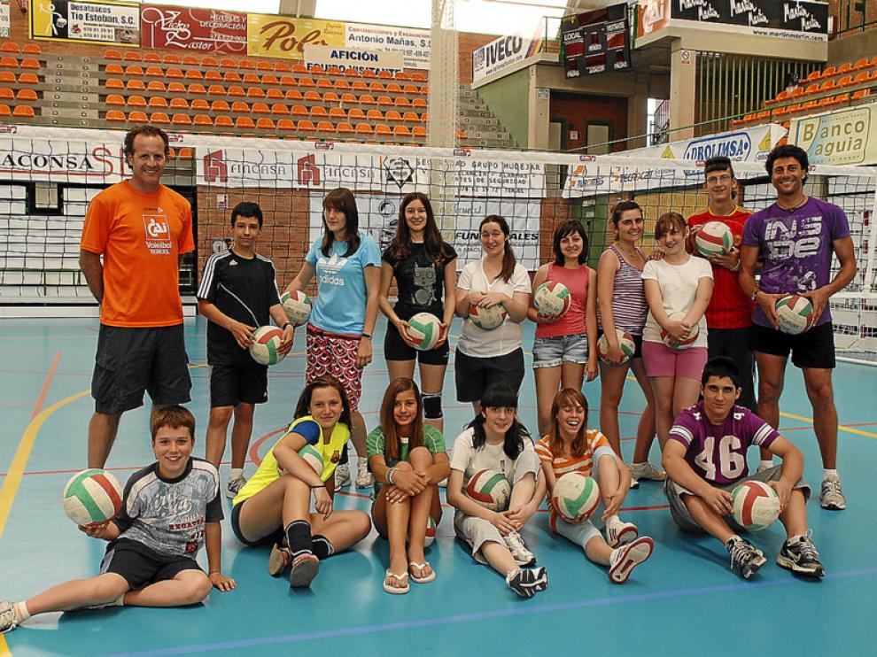 Novillo y Suela con los futuros campeones del voleibol nacional en el pabellón de Los Planos