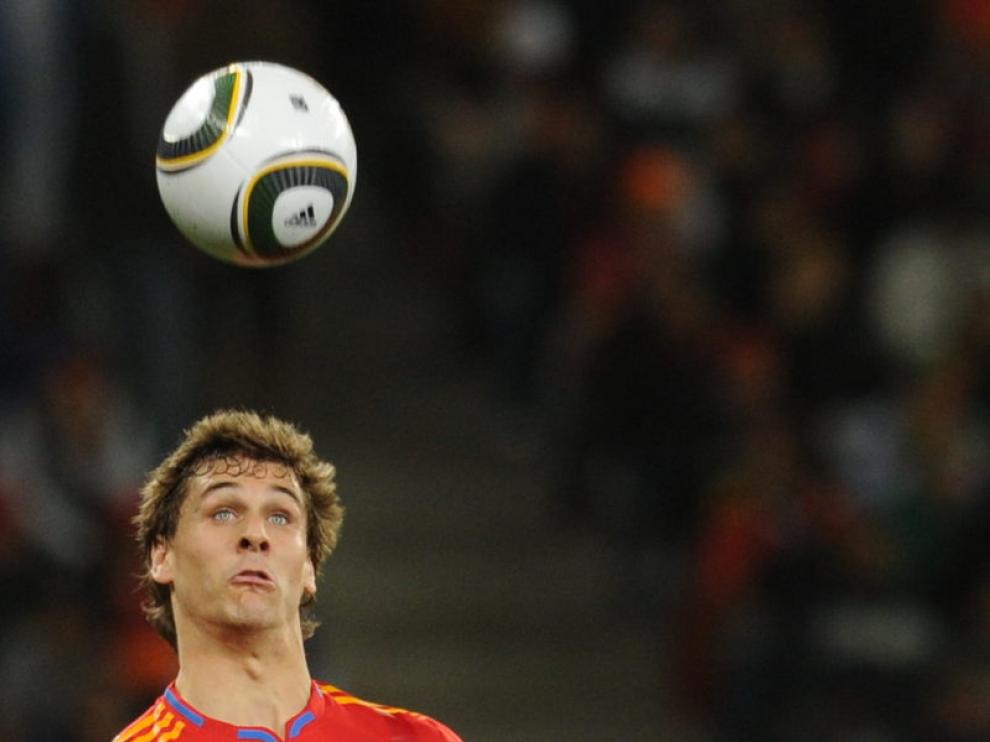 Fernando Llorente recibe un balón aéreo en una acción que repitió numerosas veces