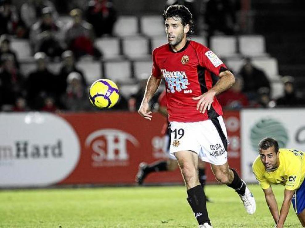 David Bauzá controla la pelota durante un partido con el Nástic de Tarragona.