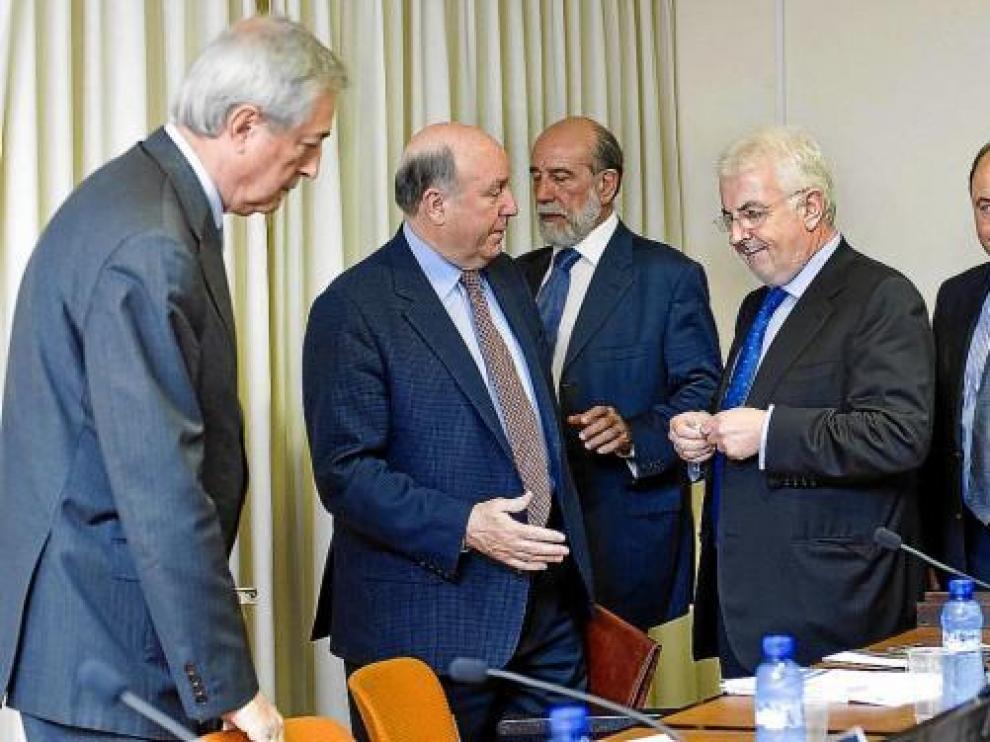 Javier Ferrer, Leopoldo Torralba, José Ocejo, José de la Cavada, ponente de la conferencia y M. A. Póveda.