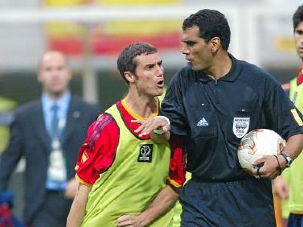 Iván Helguera protesta a Al-Ghandour tras la eliminación en Corea.