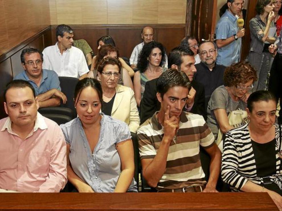 El novio de la hija, la hija de Elboj, el hijo y su compañera Mari Carmen Larroche, en primera fila.