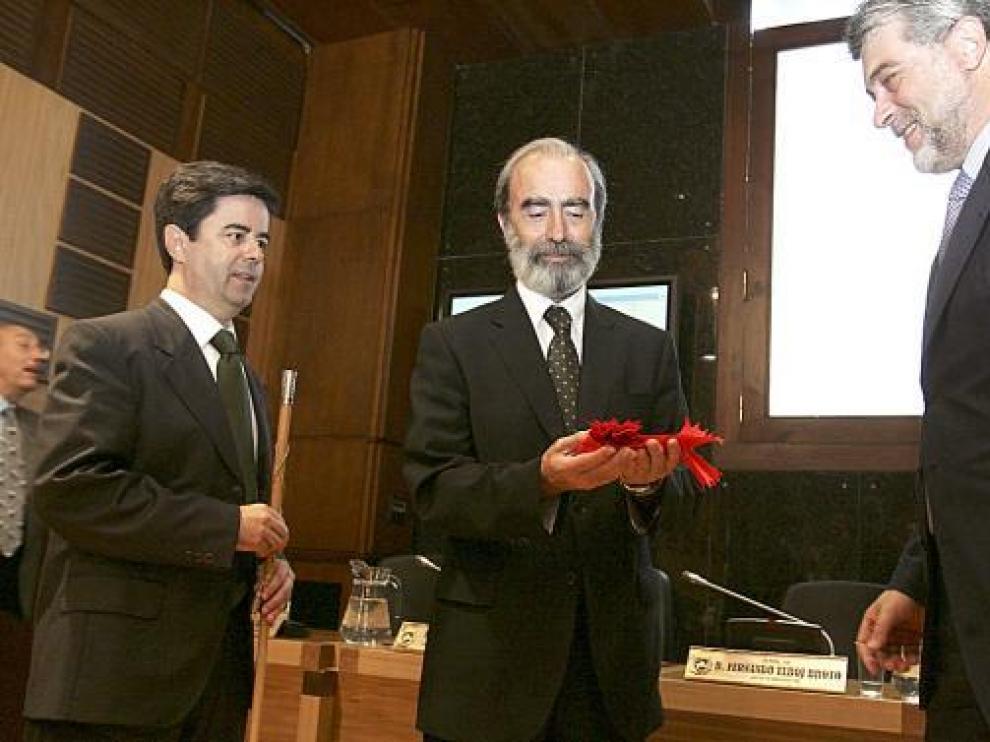 Luis Felipe -izda.- y Fernando Lafuente entregaron a Elboj su banda de concejal y su bastón de mando.