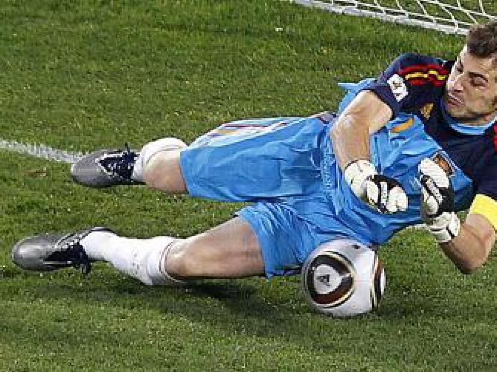Casillas detiene el penalti.