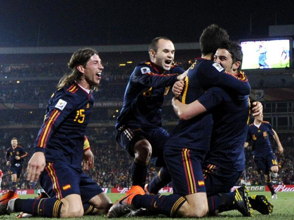 Los jugadores de la selección española se abrazan a Villa, autor del gol de la victoria.