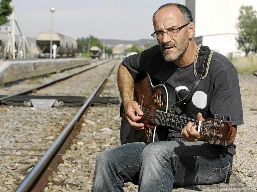 Ricardo Constante toca su guitarra en la estación de tren de Plasencia del Monte.