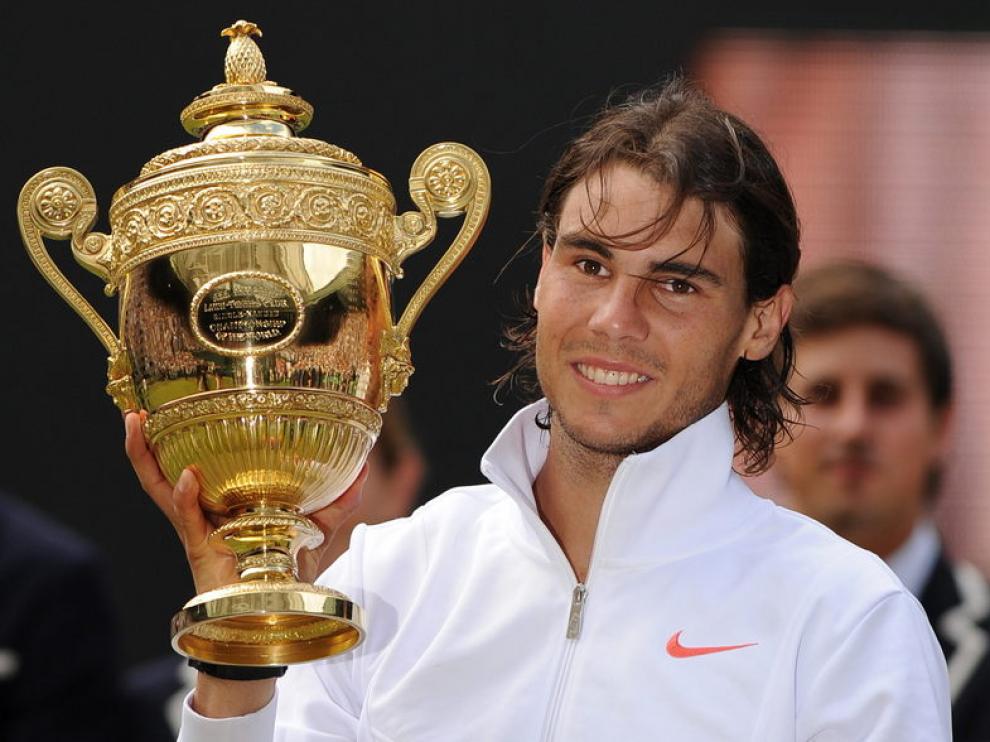 Nadal sostiene la copa de Wimbledon
