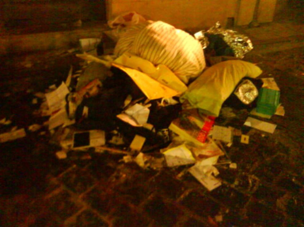 Un vecino de la plaza de los Fueros arroja desde el balcón de su casa numerosos objetos personales