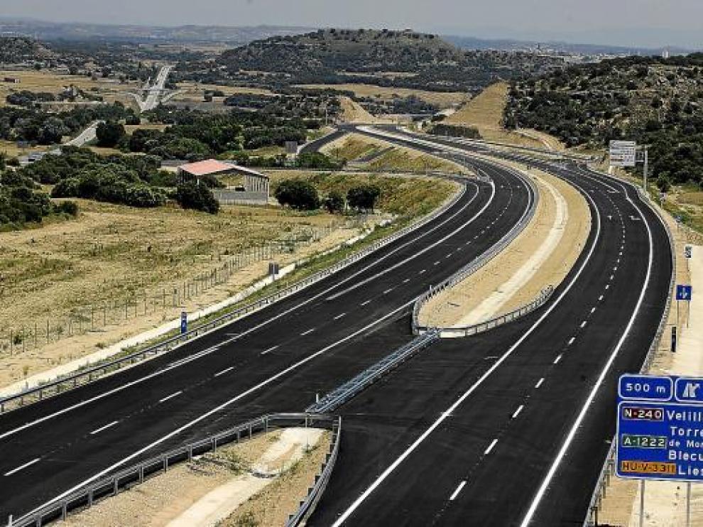 Todo esta listo para abrir la autovía. Al fondo, a la izquierda, la recta de Velillas, en la N-240.