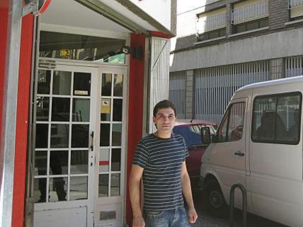 Alberto, en la puerta del Coffee House, junto a la calle de Héroes del Silencio.