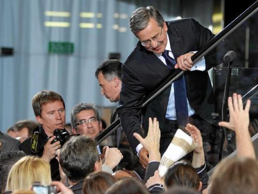 Komorowski saluda a sus seguidores durante la noche electoral.