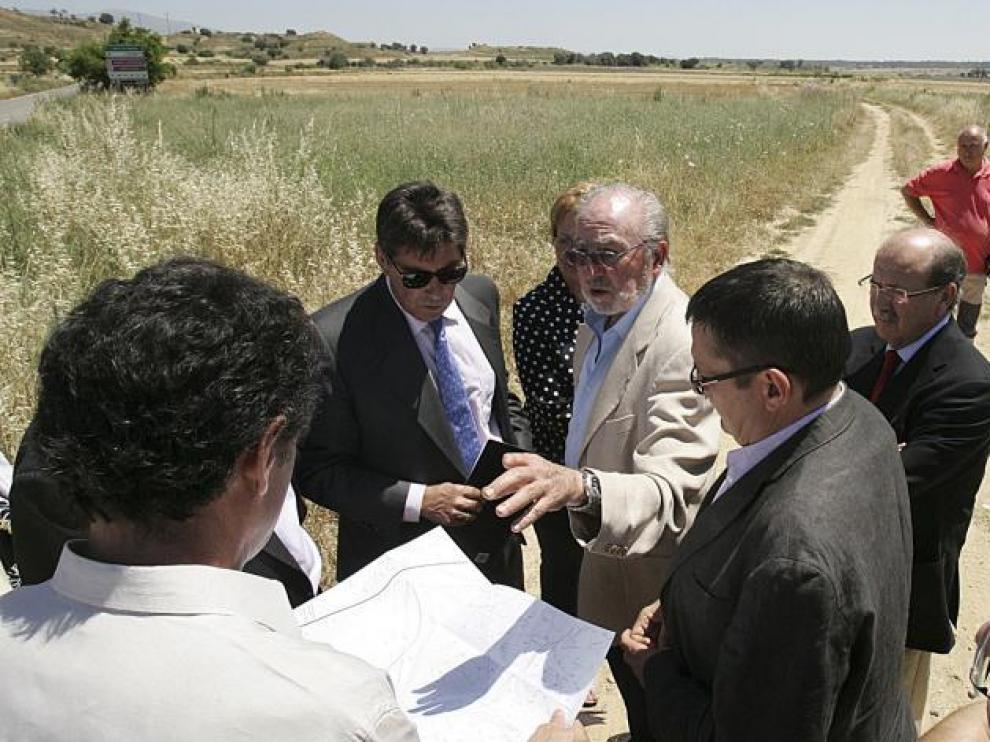 Las autoridades visitaron ayer los terrenos en los que se construirá el parque empresarial junto a la autovía de Lérida a su paso por Loporzano.