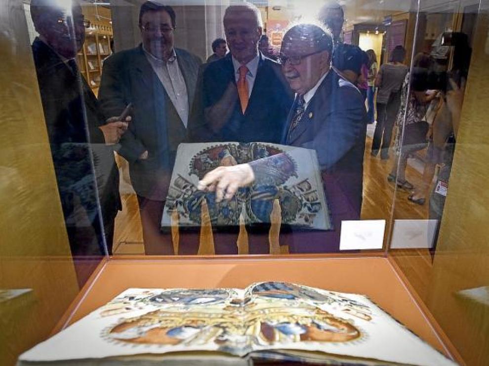El profesor Guillermo Redondo enseña una de las obras incluidas de la exposición.