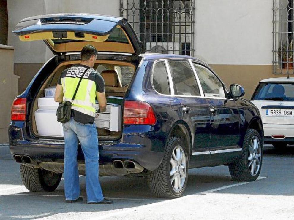 Agentes de la Policía Nacional retiran numeros archivadores con documentación del interior del Ayuntamiento de Orihuela.