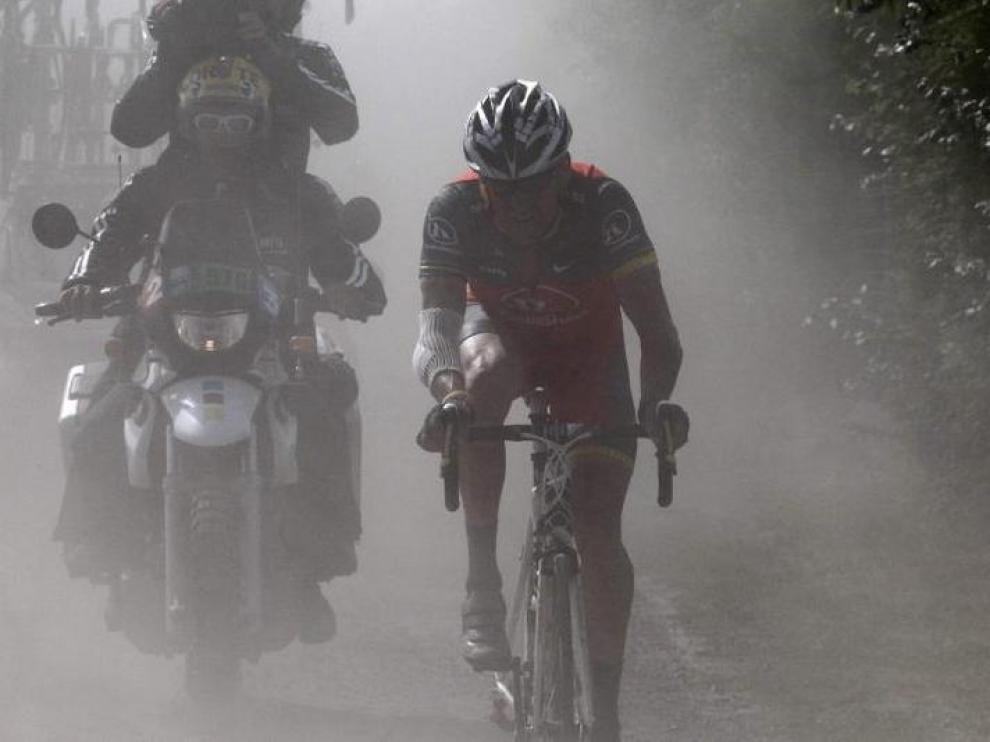 Lance Armstrong, solo, en pleno tramo de pavés.