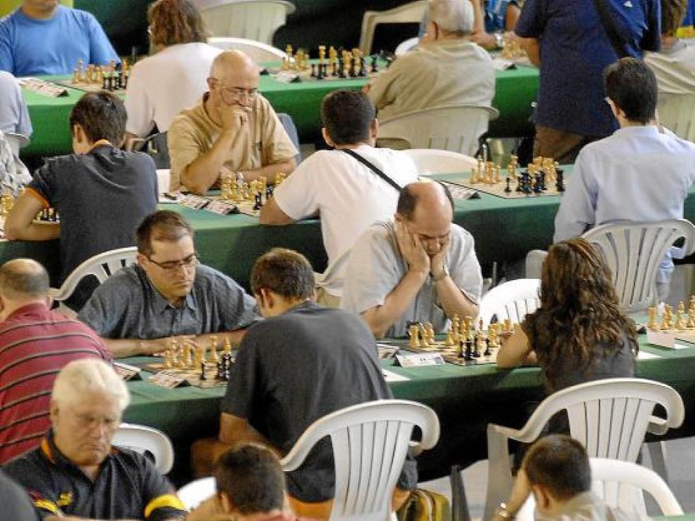 Cada año acuden a Benasque cientos de participantes de gran nivel que disputan varias partidas para lograr el objetivo.