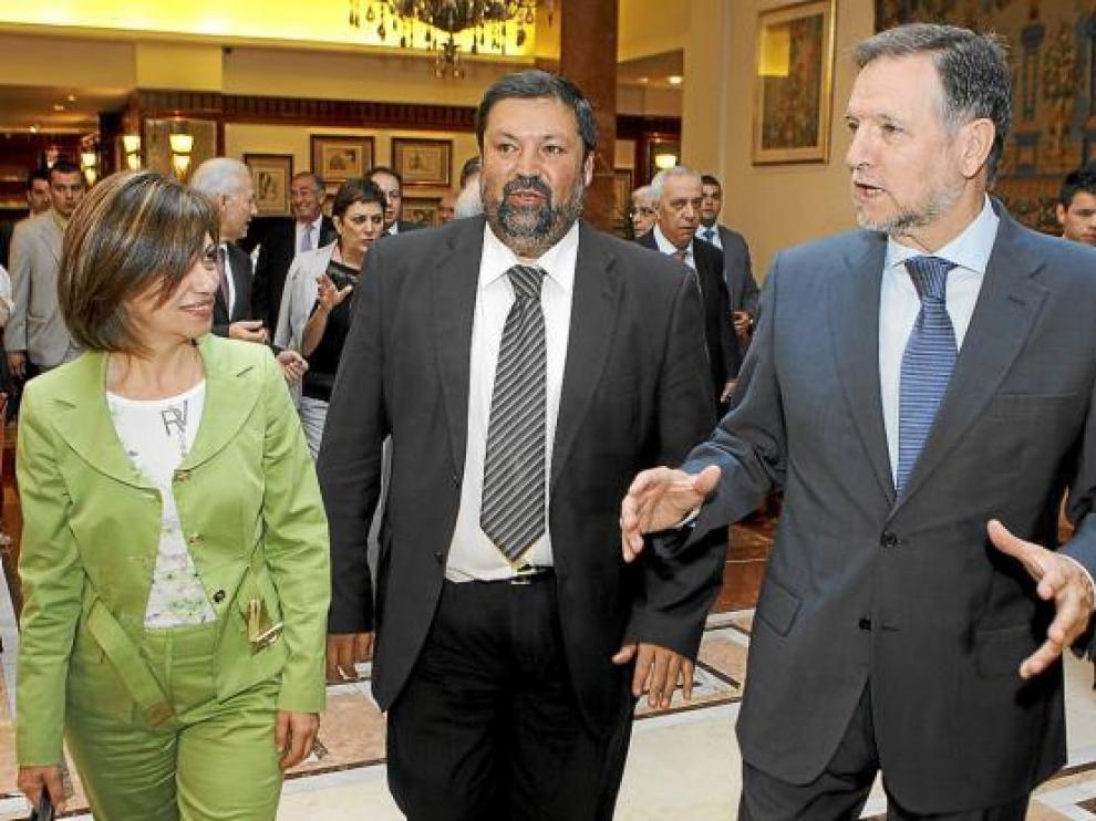 Los ministros Espinosa y Camaño, con Marcelino Iglesias. Detrás, Gallizo y Amado Franco.