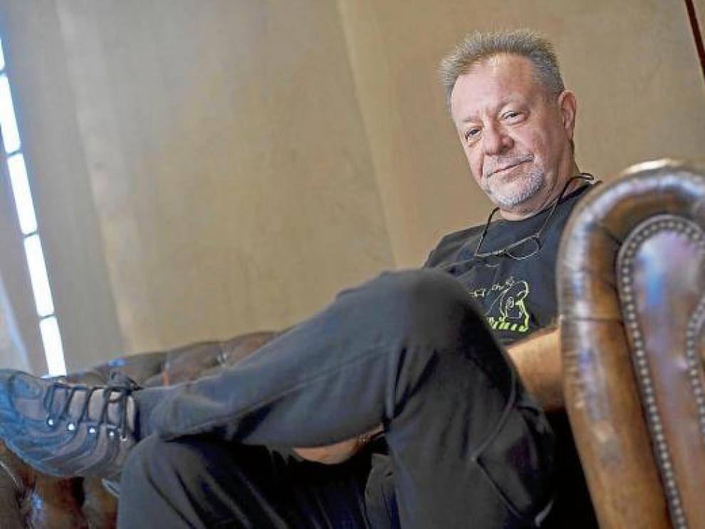 León Gieco hizo ayer una parada en Zaragoza camino de Lanuza, donde hoy actúa.