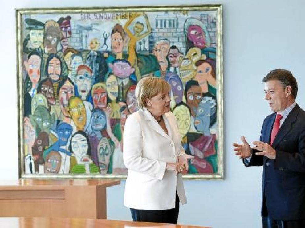 La canciller Angela Merkel recibe al presidente Juan Manuel Santos, ayer.