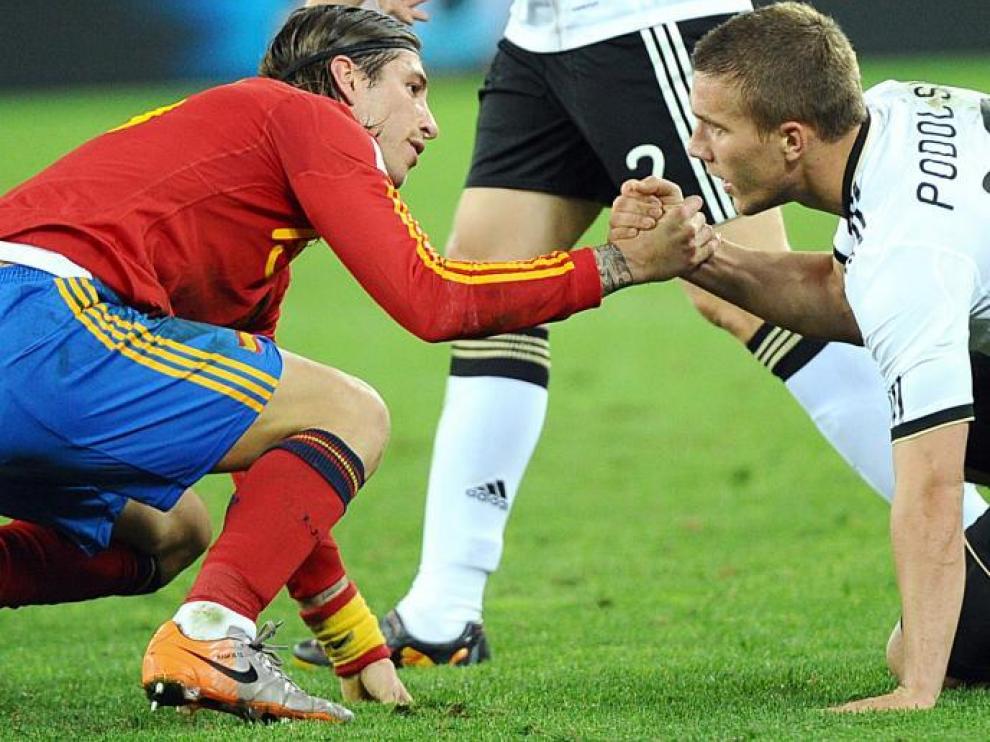 La deportividad también es signo de identidad de la Roja. En la imagen, Ramos y Podolski se dan la mano, ayer en Durban.