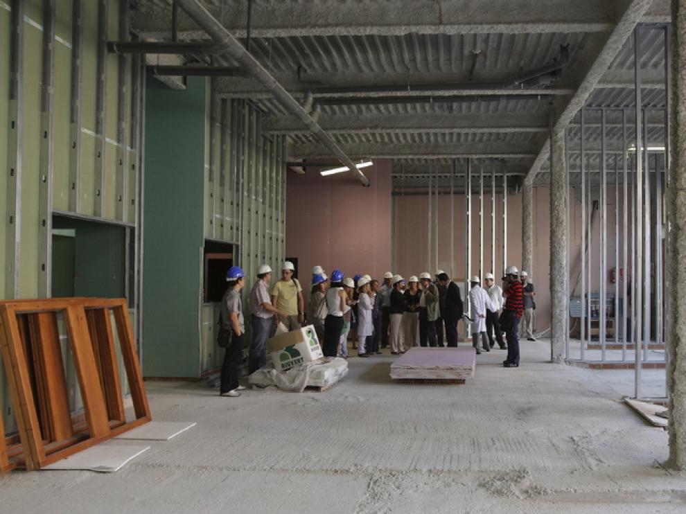 Luisa María Noeno visita las obras del Provincial acompañada por un grupo de periodistas