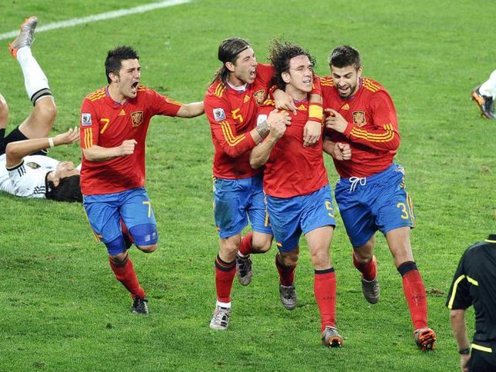 Villa, Ramos, Piqué y Alonso celebran con Puyol, autor del tanto, el gol que metió a España en la final.