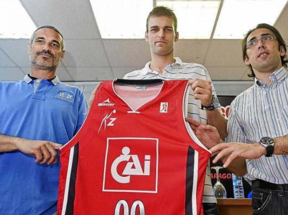 Miso posa con la camiseta del CAI junto a José Luis Abós (izquierda) y Willy Villar.