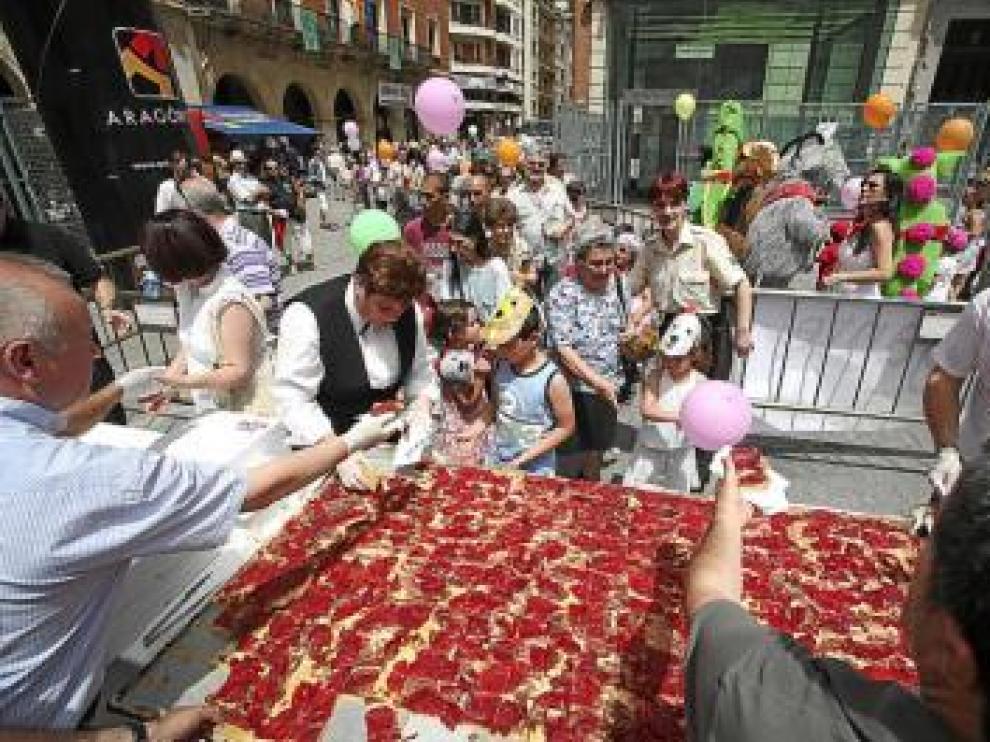 Un grupo de personas prueban la torta típica de Teruel.