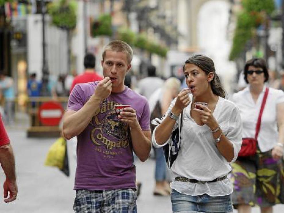 Muchos zaragozanos recurrieron ayer a los helados para combatir el calor.