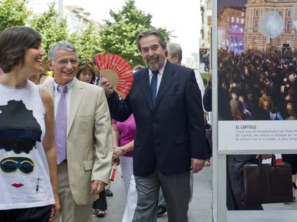 Los alcaldes de Zaragoza y Toulouse visitan la exposición sobre la ciudad francesa en la plaza de Aragón