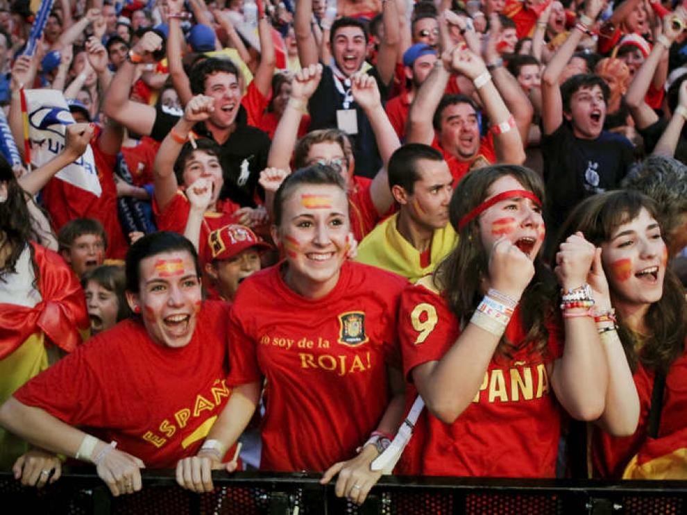 Miles de espectadores siguieron el partido desde la pantalla grande colocada en el Santiago Bernabéu