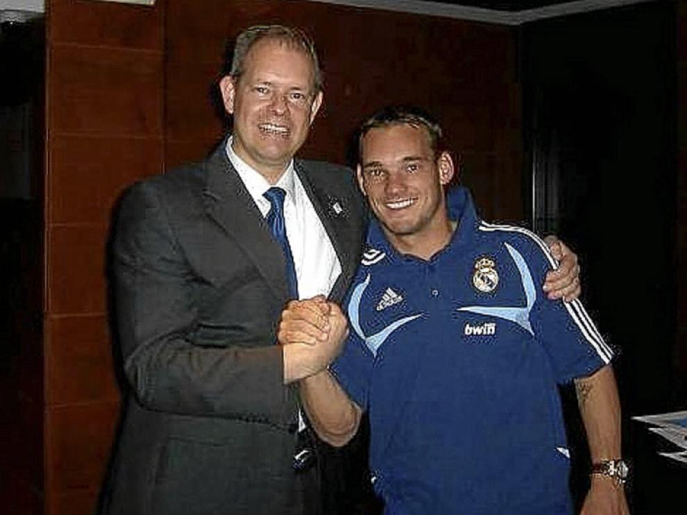 Menno Overvelde con su paisano, Wesley Sneijder, en Zaragoza.