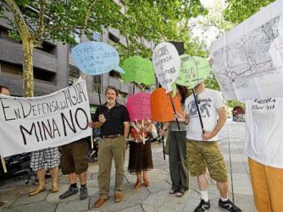 Los manifestantes, entre ellos Adolfo Barrena (IU), ayer.