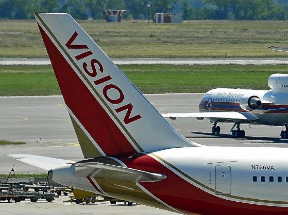Un avión estadounidense de Vision Airlines y uno ruso (detrás) circulan por el Aeropuerto Internacional de Viena, ayer.