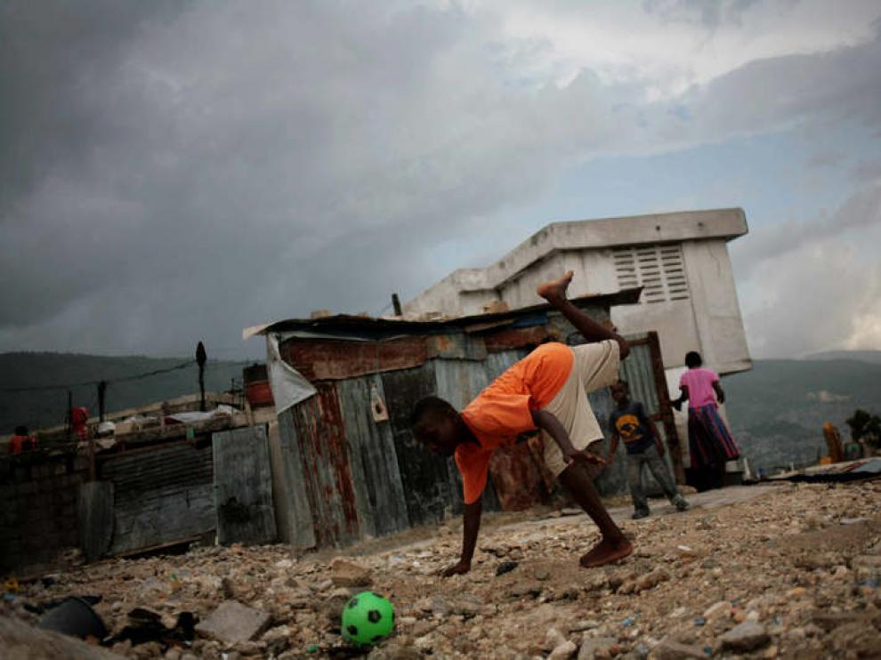 Niños haitianos juegan entre los escombros, en Puerto Príncipe