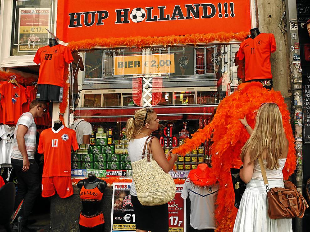 Un comercio en Amsterdam decorado con los colores de la selección holandesa.